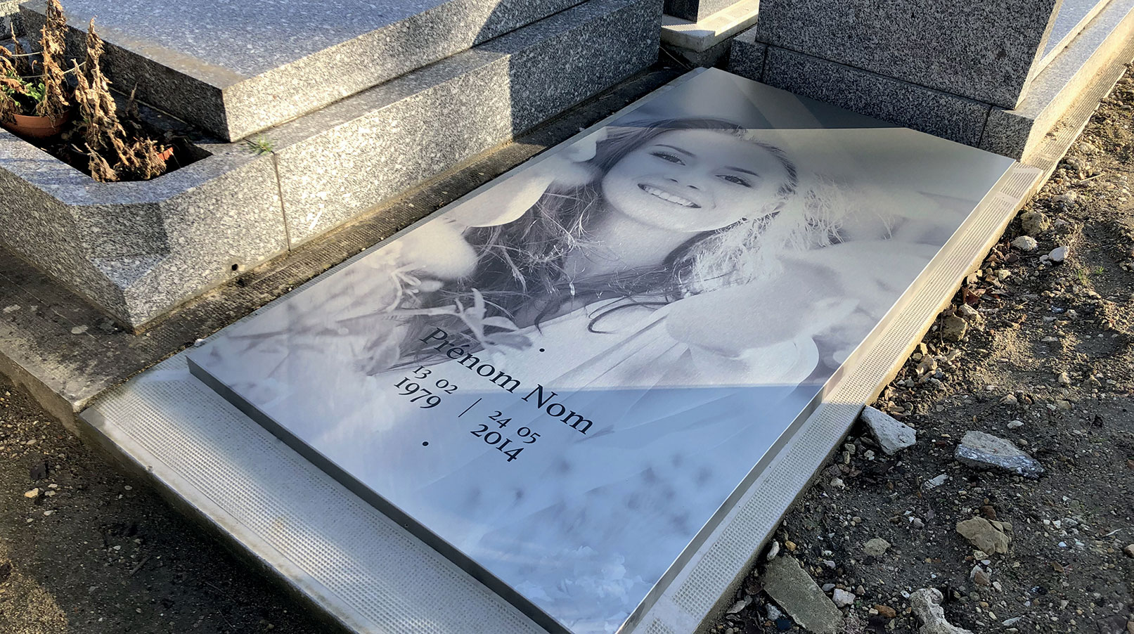 monument funéraire provisoire avec protrait défunt Tellement Là